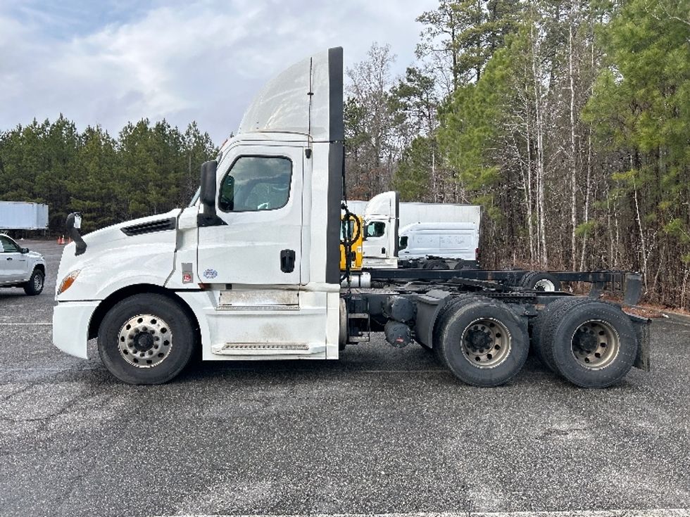 2020 Freightliner Cascadia 126" Day cab photo 4