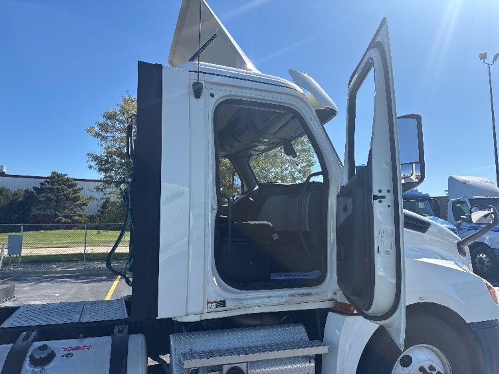 Day Cab Tractor-Heavy Duty Tractors-Freightliner-2020-T12664ST-Chicago (Chicago Ridge)-IL-210,511\n\t\tmiles-$ 75,750 - Image 12