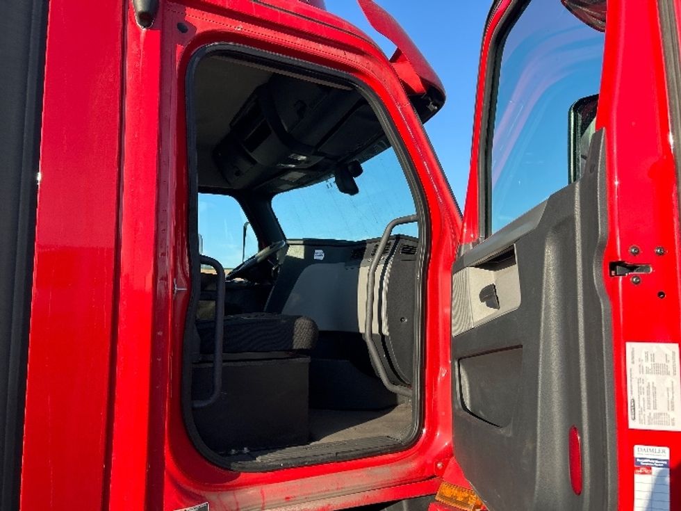 Day Cab Tractor-Heavy Duty Tractors-Freightliner-2020-T12664ST-Chicago (Melrose Park)-IL-327,716\n\t\tmiles-$ 50,750 - Image 12