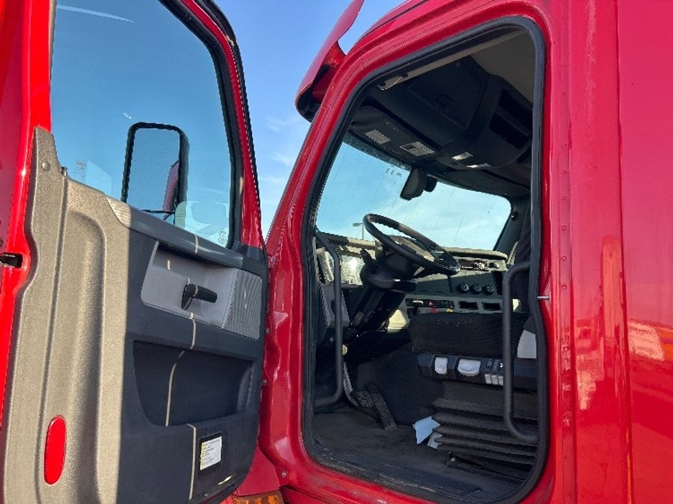 Day Cab Tractor-Heavy Duty Tractors-Freightliner-2020-T12664ST-Chicago (Melrose Park)-IL-327,716\n\t\tmiles-$ 50,750 - Image 9