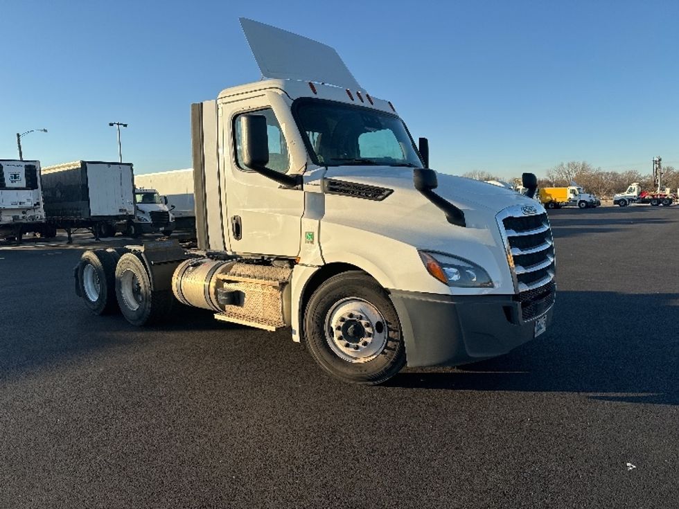 Day Cab Tractor-Heavy Duty Tractors-Freightliner-2020-T12664ST-Chicago (Melrose Park)-IL-488,000\n\t\tmiles-$ 50,250 - Image 1