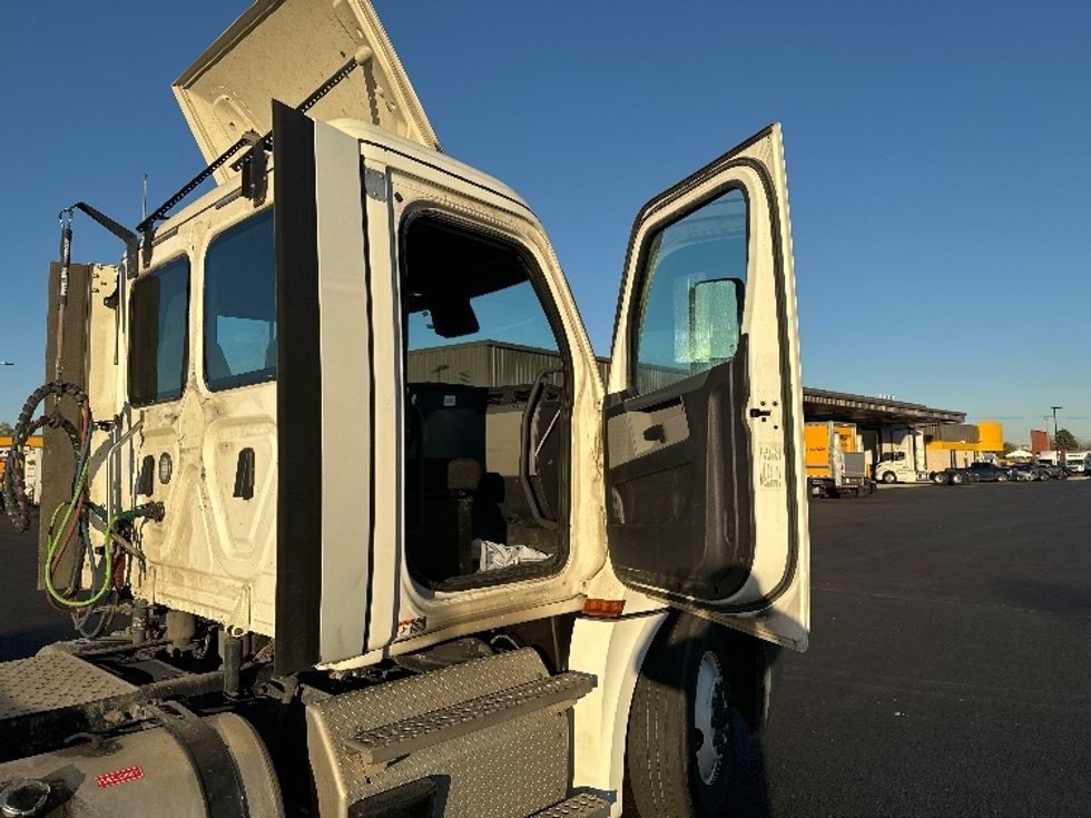 Day Cab Tractor-Heavy Duty Tractors-Freightliner-2020-T12664ST-Chicago (Melrose Park)-IL-488,000\n\t\tmiles-$ 50,250 - Image 12