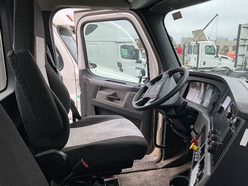 Day Cab Tractor-Heavy Duty Tractors-Freightliner-2020-T12664ST-Chicago (Melrose Park)-IL-488,000\n\t\tmiles-$ 50,250 - Image 14