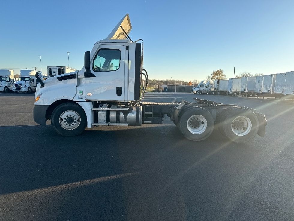 Day Cab Tractor-Heavy Duty Tractors-Freightliner-2020-T12664ST-Chicago (Melrose Park)-IL-488,000\n\t\tmiles-$ 50,250 - Image 4