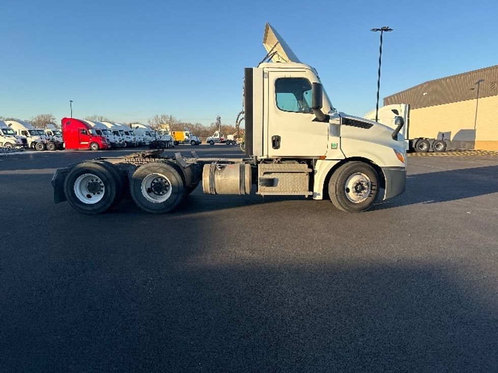 Day Cab Tractor-Heavy Duty Tractors-Freightliner-2020-T12664ST-Chicago (Melrose Park)-IL-488,000\n\t\tmiles-$ 50,250 - Image 8