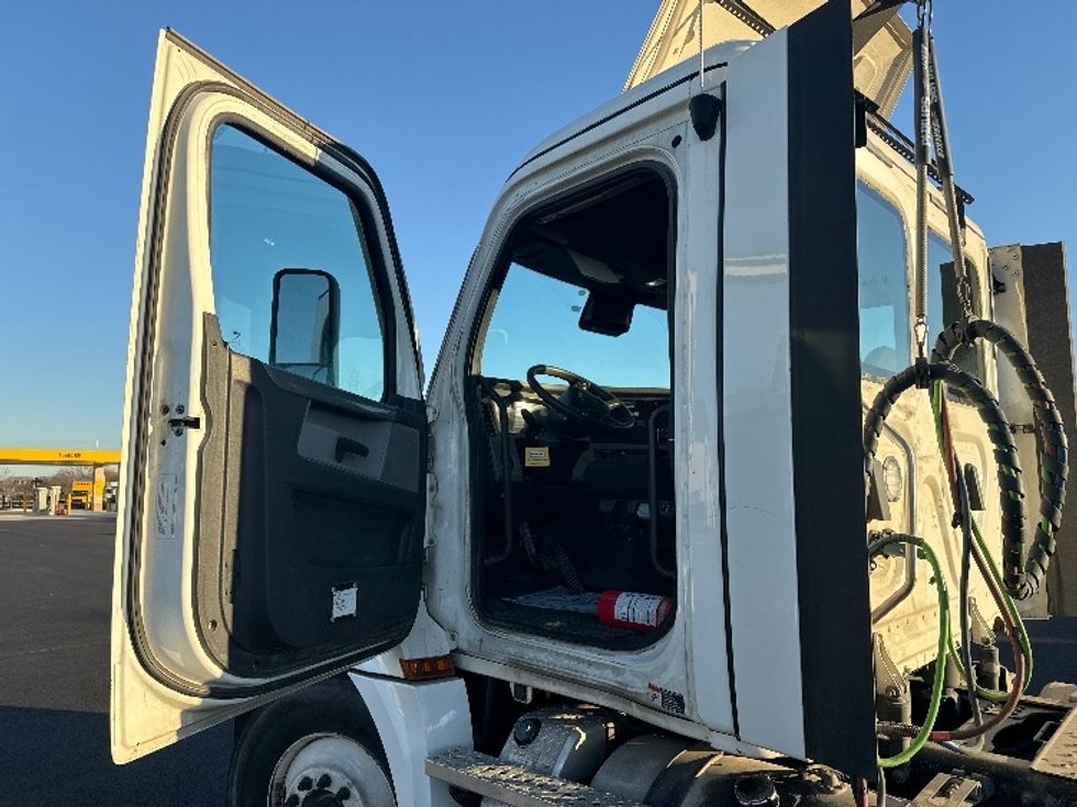 Day Cab Tractor-Heavy Duty Tractors-Freightliner-2020-T12664ST-Chicago (Melrose Park)-IL-488,000\n\t\tmiles-$ 50,250 - Image 9