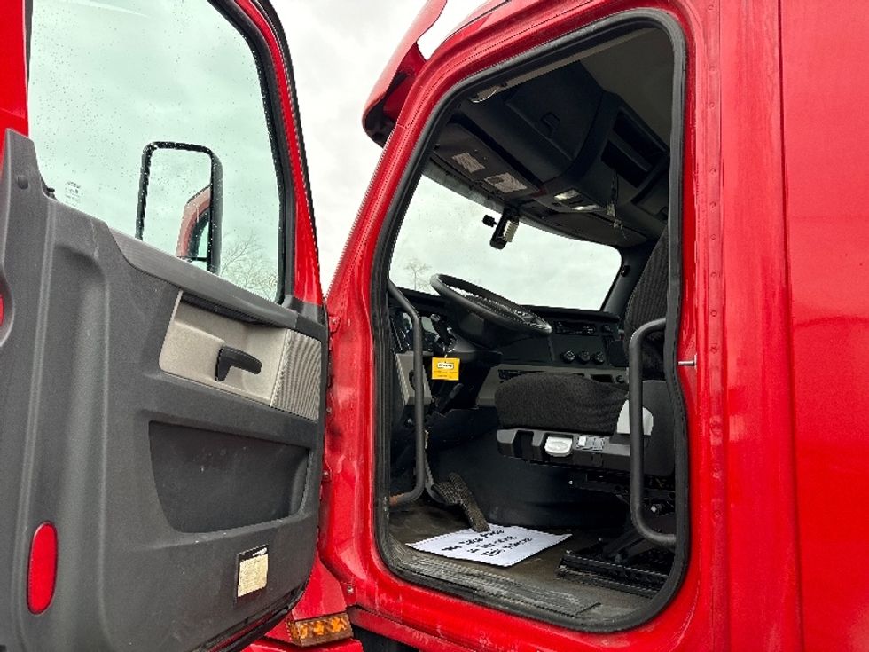 Day Cab Tractor-Heavy Duty Tractors-Freightliner-2020-T12664ST-Chicago (Melrose Park)-IL-511,552\n\t\tmiles-$ 40,250 - Image 9