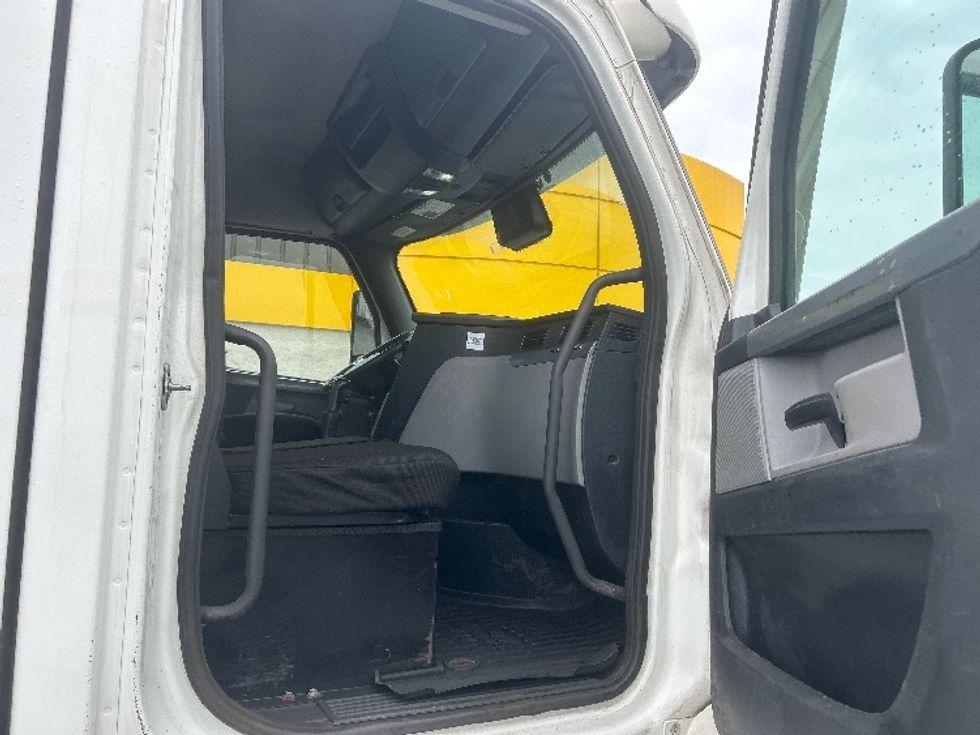 Day Cab Tractor-Heavy Duty Tractors-Freightliner-2020-T12664ST-Chicopee-MA-317,675\n\t\tmiles-$ 44,750 - Image 12