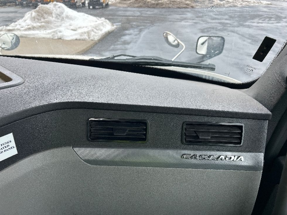 Day Cab Tractor-Heavy Duty Tractors-Freightliner-2020-T12664ST-Chicopee-MA-317,675\n\t\tmiles-$ 44,750 - Image 13