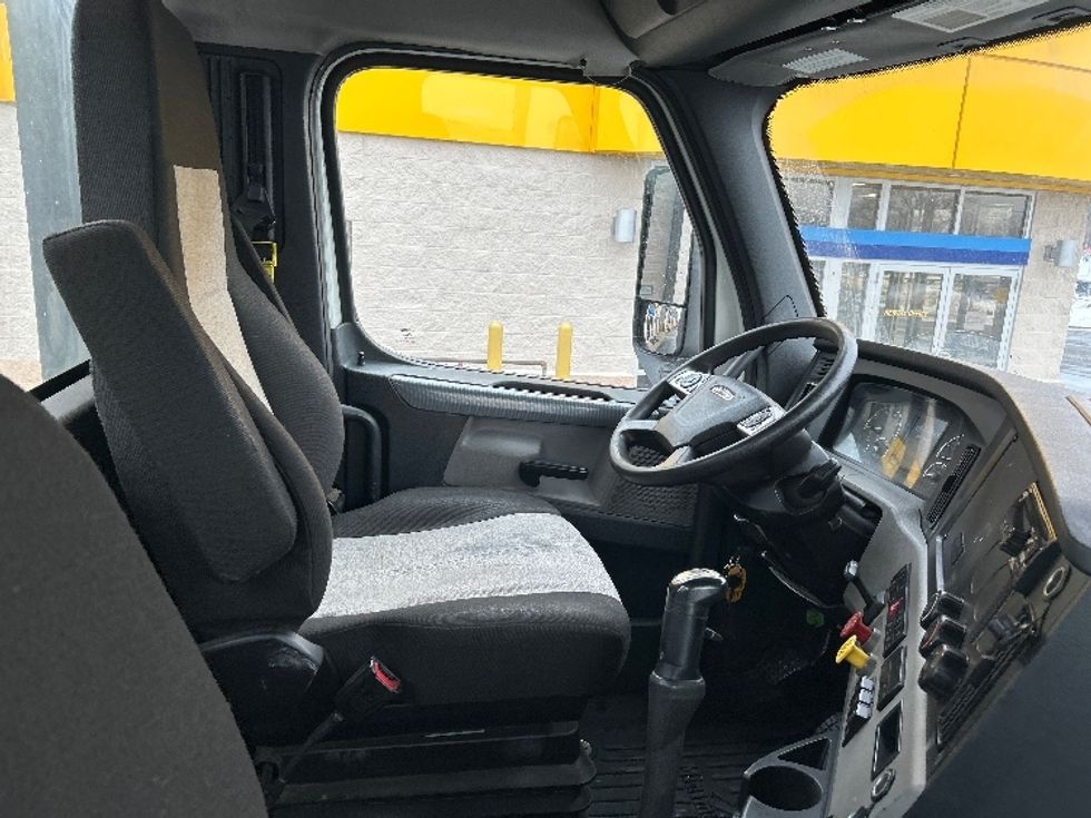 Day Cab Tractor-Heavy Duty Tractors-Freightliner-2020-T12664ST-Chicopee-MA-317,675\n\t\tmiles-$ 44,750 - Image 14