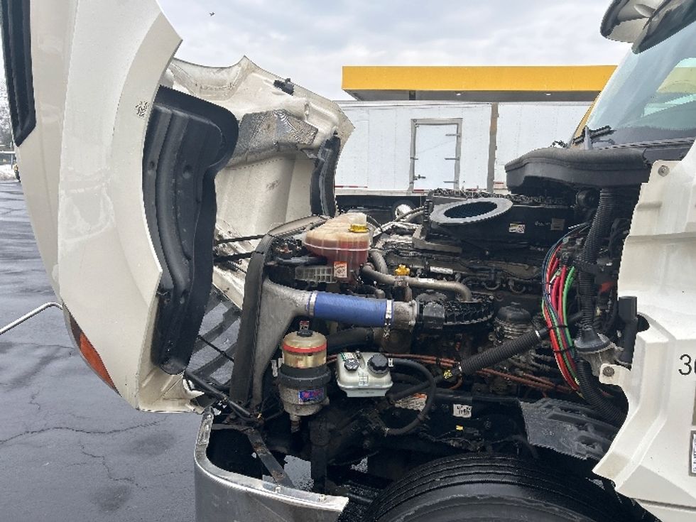 Day Cab Tractor-Heavy Duty Tractors-Freightliner-2020-T12664ST-Chicopee-MA-317,675\n\t\tmiles-$ 44,750 - Image 16