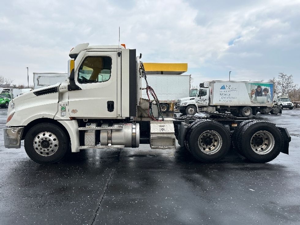 Day Cab Tractor-Heavy Duty Tractors-Freightliner-2020-T12664ST-Chicopee-MA-317,675\n\t\tmiles-$ 44,750 - Image 4