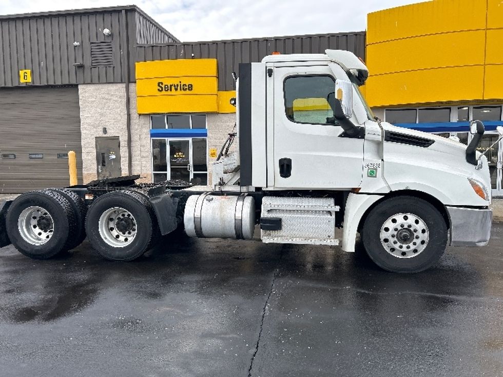 Day Cab Tractor-Heavy Duty Tractors-Freightliner-2020-T12664ST-Chicopee-MA-317,675\n\t\tmiles-$ 44,750 - Image 8