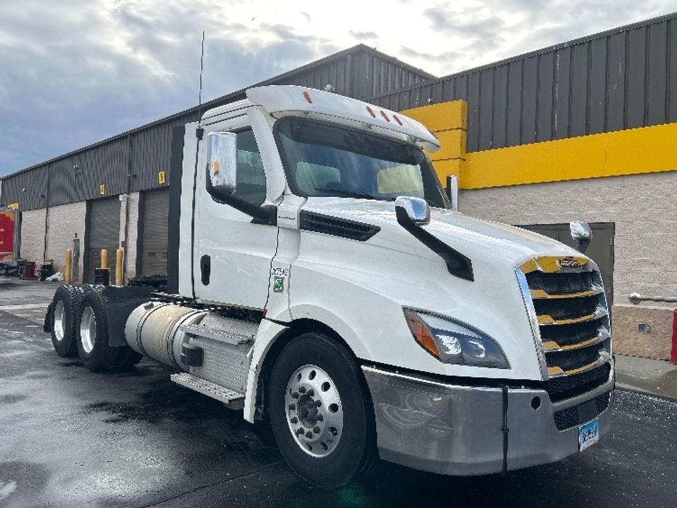Day Cab Tractor-Heavy Duty Tractors-Freightliner-2020-T12664ST-Chicopee-MA-329,442\n\t\tmiles-$ 44,250 - Image 1
