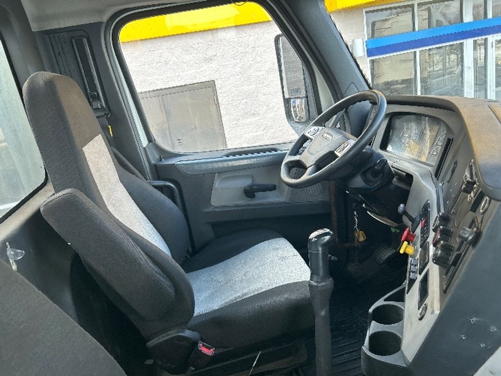 Day Cab Tractor-Heavy Duty Tractors-Freightliner-2020-T12664ST-Chicopee-MA-329,442\n\t\tmiles-$ 44,250 - Image 14
