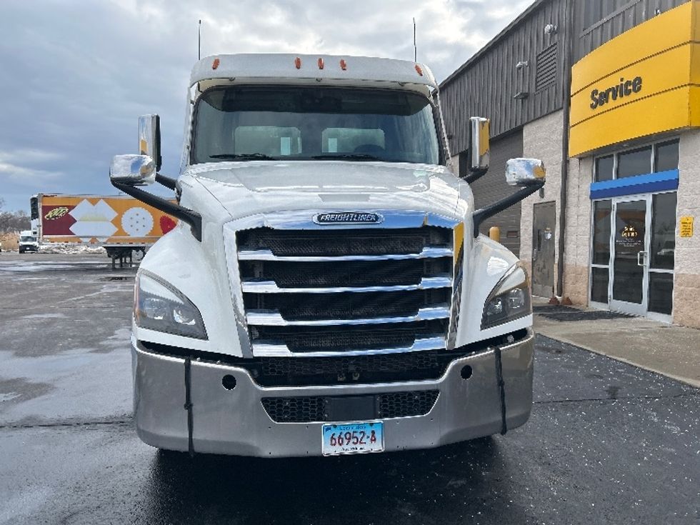 Day Cab Tractor-Heavy Duty Tractors-Freightliner-2020-T12664ST-Chicopee-MA-329,442\n\t\tmiles-$ 44,250 - Image 2