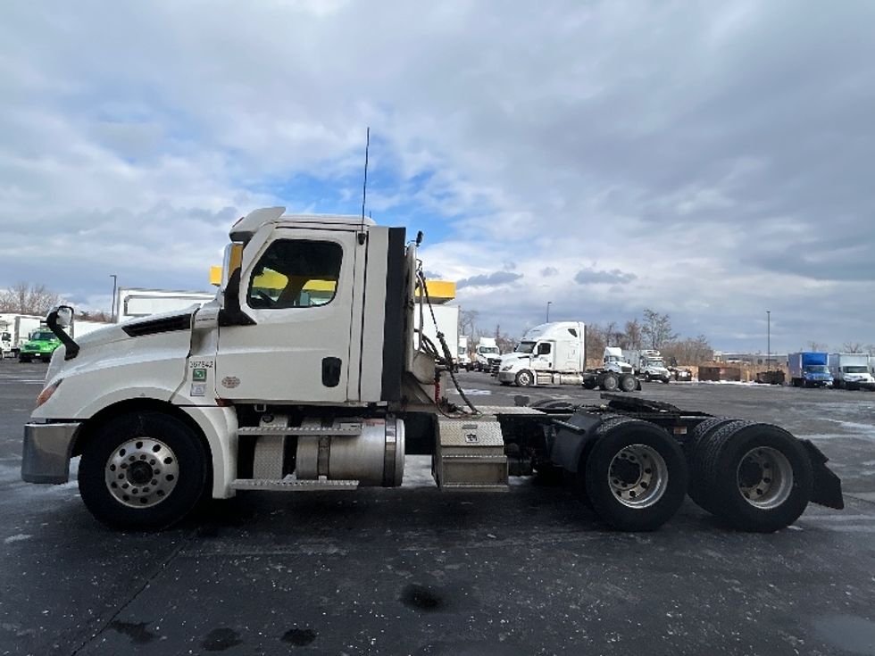 Day Cab Tractor-Heavy Duty Tractors-Freightliner-2020-T12664ST-Chicopee-MA-329,442\n\t\tmiles-$ 44,250 - Image 4