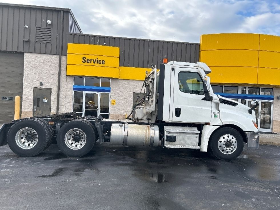 Day Cab Tractor-Heavy Duty Tractors-Freightliner-2020-T12664ST-Chicopee-MA-329,442\n\t\tmiles-$ 44,250 - Image 8