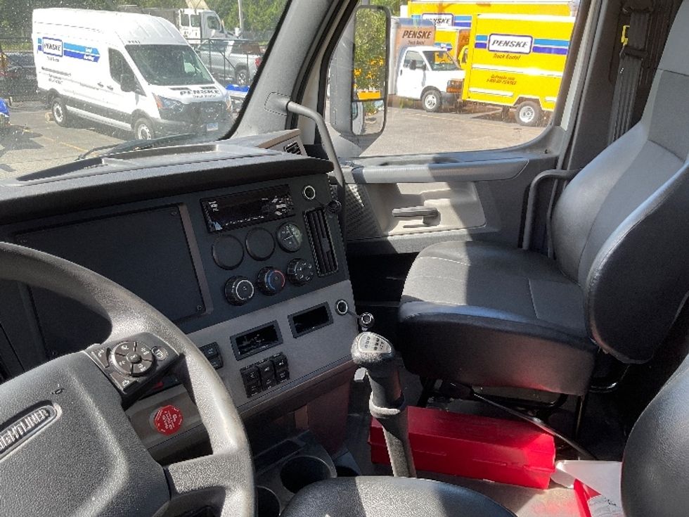 Day Cab Tractor-Heavy Duty Tractors-Freightliner-2020-T12664ST-Chicopee-MA-411,442\n\t\tmiles-$ 50,750 - Image 10