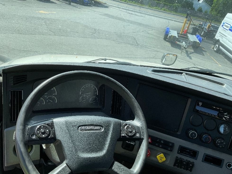 Day Cab Tractor-Heavy Duty Tractors-Freightliner-2020-T12664ST-Chicopee-MA-411,442\n\t\tmiles-$ 50,750 - Image 11