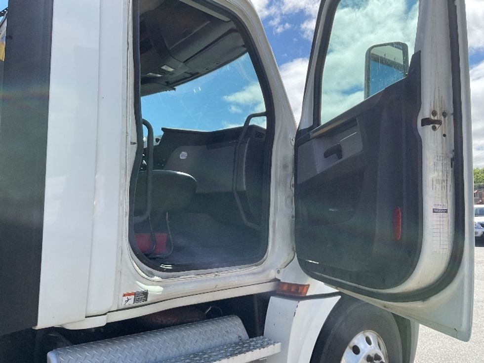 Day Cab Tractor-Heavy Duty Tractors-Freightliner-2020-T12664ST-Chicopee-MA-411,442\n\t\tmiles-$ 50,750 - Image 12