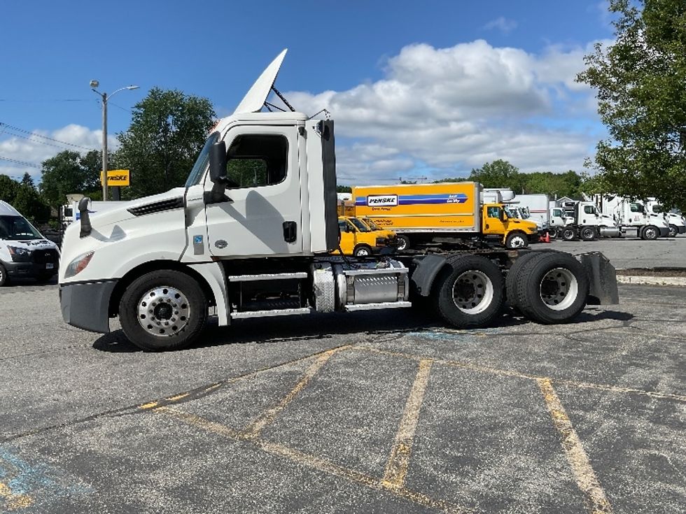 Day Cab Tractor-Heavy Duty Tractors-Freightliner-2020-T12664ST-Chicopee-MA-411,442\n\t\tmiles-$ 50,750 - Image 4