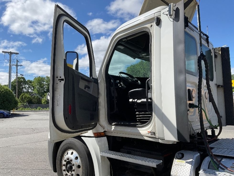 Day Cab Tractor-Heavy Duty Tractors-Freightliner-2020-T12664ST-Chicopee-MA-411,442\n\t\tmiles-$ 50,750 - Image 9