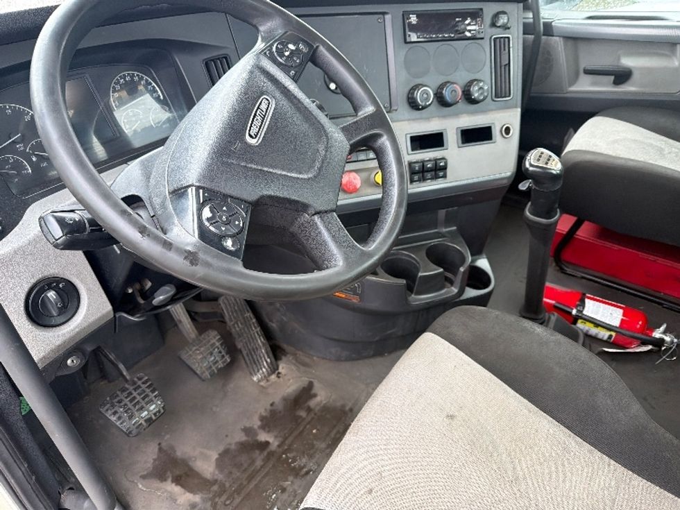 Day Cab Tractor-Heavy Duty Tractors-Freightliner-2020-T12664ST-Chicopee-MA-754,342\n\t\tmiles-$ 27,250 - Image 10