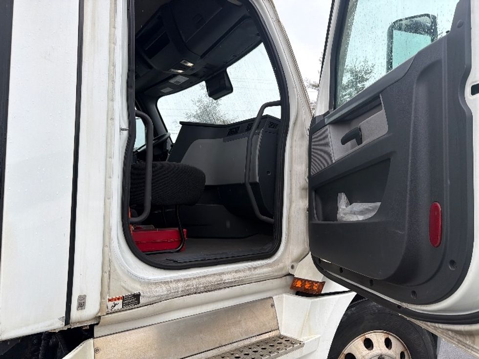 Day Cab Tractor-Heavy Duty Tractors-Freightliner-2020-T12664ST-Chicopee-MA-754,342\n\t\tmiles-$ 27,250 - Image 12