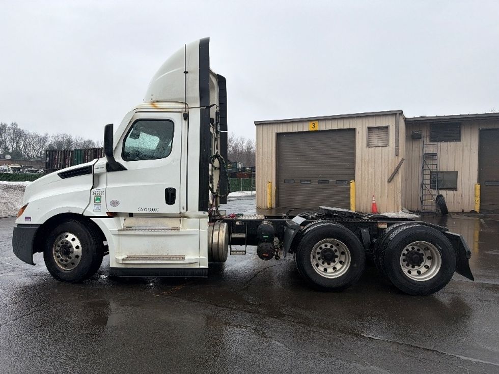 Day Cab Tractor-Heavy Duty Tractors-Freightliner-2020-T12664ST-Chicopee-MA-754,342\n\t\tmiles-$ 27,250 - Image 4