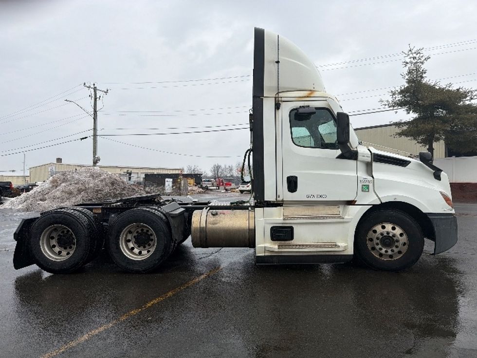 Day Cab Tractor-Heavy Duty Tractors-Freightliner-2020-T12664ST-Chicopee-MA-754,342\n\t\tmiles-$ 27,250 - Image 8