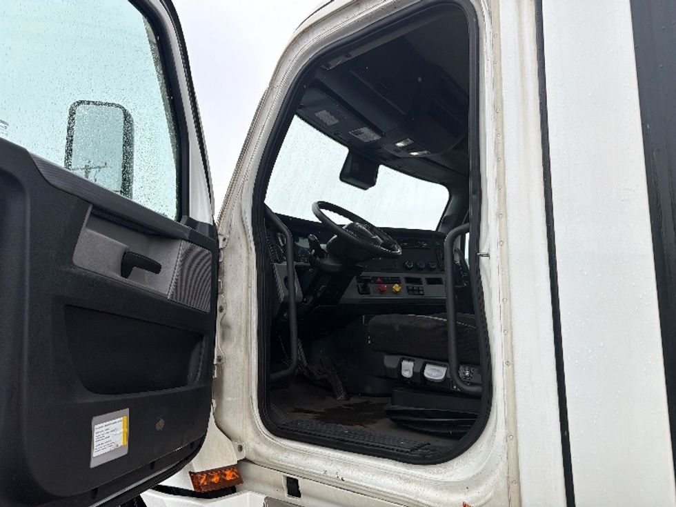 Day Cab Tractor-Heavy Duty Tractors-Freightliner-2020-T12664ST-Chicopee-MA-754,342\n\t\tmiles-$ 27,250 - Image 9