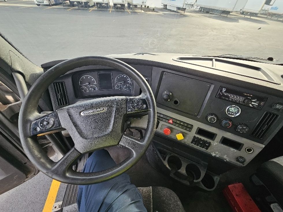 Day Cab Tractor-Heavy Duty Tractors-Freightliner-2020-T12664ST-Cincinnati-OH-385,034\n\t\tmiles-$ 51,250 - Image 11