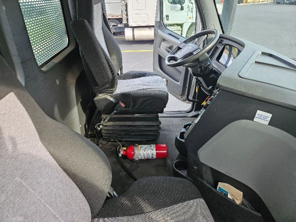 Day Cab Tractor-Heavy Duty Tractors-Freightliner-2020-T12664ST-Cincinnati-OH-385,034\n\t\tmiles-$ 51,250 - Image 14