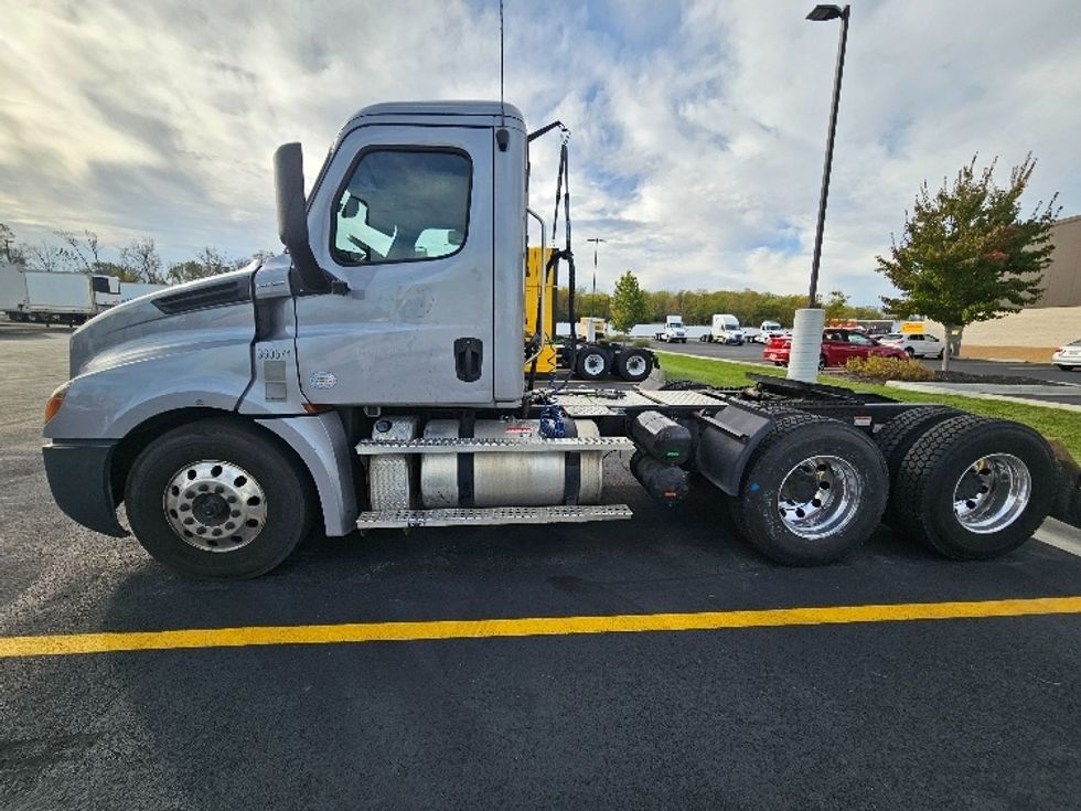 Day Cab Tractor-Heavy Duty Tractors-Freightliner-2020-T12664ST-Cincinnati-OH-385,034\n\t\tmiles-$ 51,250 - Image 4