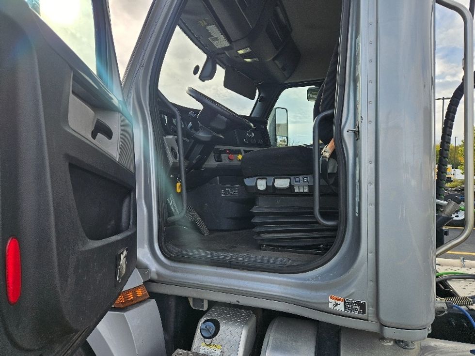Day Cab Tractor-Heavy Duty Tractors-Freightliner-2020-T12664ST-Cincinnati-OH-385,034\n\t\tmiles-$ 51,250 - Image 9