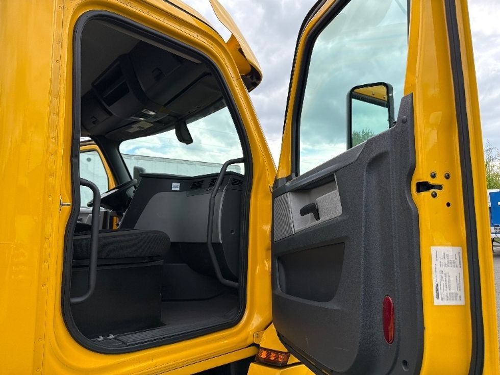 Day Cab Tractor-Heavy Duty Tractors-Freightliner-2020-T12664ST-Clackamas-OR-230,607\n\t\tmiles-$ 57,250 - Image 12