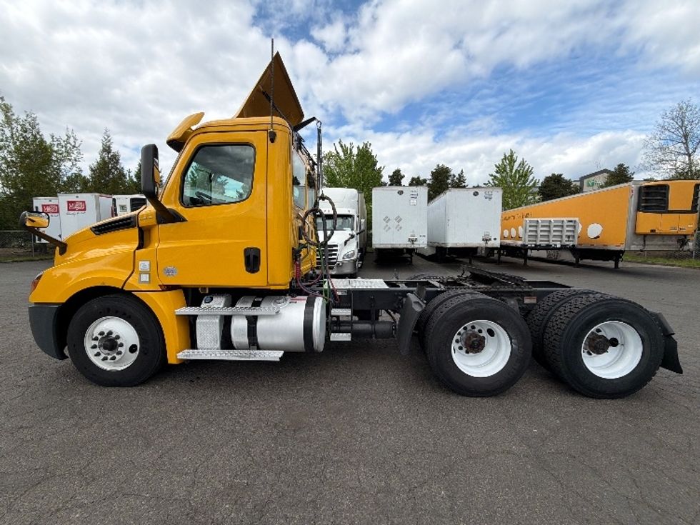 Day Cab Tractor-Heavy Duty Tractors-Freightliner-2020-T12664ST-Clackamas-OR-230,607\n\t\tmiles-$ 57,250 - Image 4