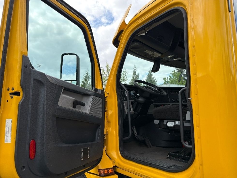 Day Cab Tractor-Heavy Duty Tractors-Freightliner-2020-T12664ST-Clackamas-OR-230,607\n\t\tmiles-$ 57,250 - Image 9
