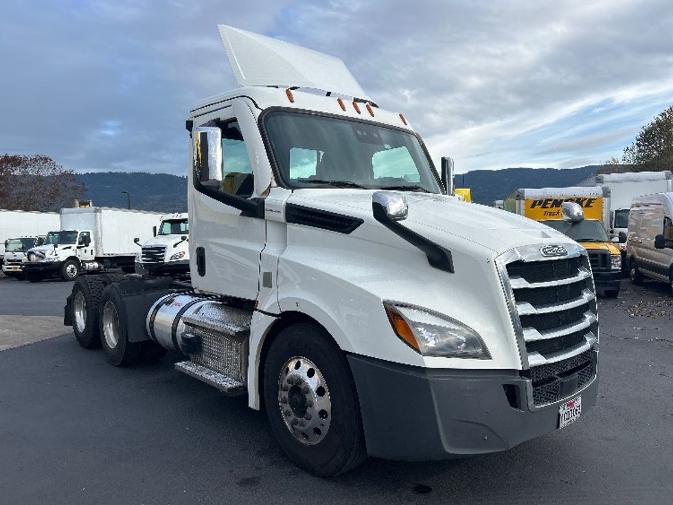 Day Cab Tractor-Heavy Duty Tractors-Freightliner-2020-T12664ST-Clackamas-OR-325,013\n\t\tmiles-$ 53,000 - Image 1
