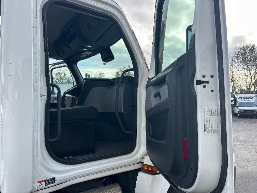 Day Cab Tractor-Heavy Duty Tractors-Freightliner-2020-T12664ST-Clackamas-OR-325,013\n\t\tmiles-$ 53,000 - Image 12