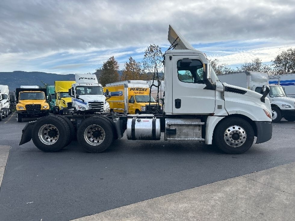 Day Cab Tractor-Heavy Duty Tractors-Freightliner-2020-T12664ST-Clackamas-OR-325,013\n\t\tmiles-$ 53,000 - Image 8