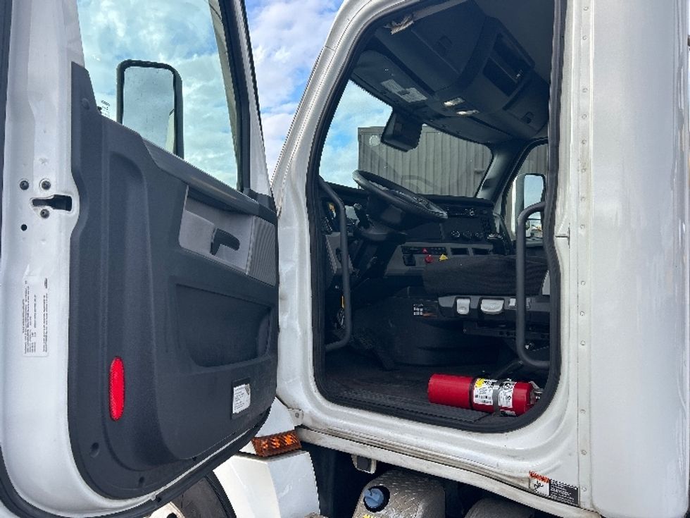 Day Cab Tractor-Heavy Duty Tractors-Freightliner-2020-T12664ST-Clackamas-OR-325,013\n\t\tmiles-$ 53,000 - Image 9