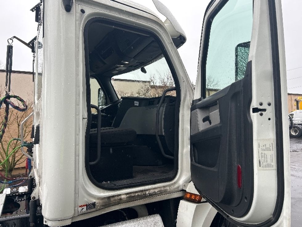Day Cab Tractor-Heavy Duty Tractors-Freightliner-2020-T12664ST-Clackamas-OR-367,531\n\t\tmiles-$ 54,750 - Image 12