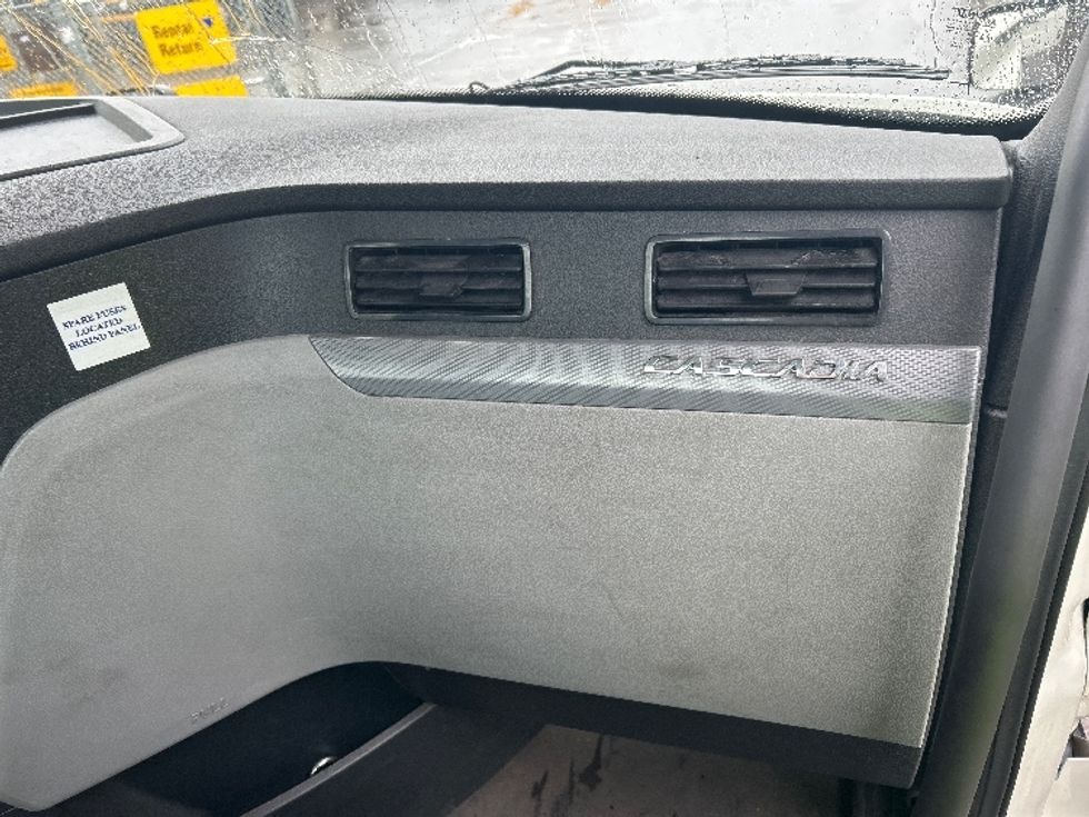 Day Cab Tractor-Heavy Duty Tractors-Freightliner-2020-T12664ST-Clackamas-OR-367,531\n\t\tmiles-$ 54,750 - Image 13