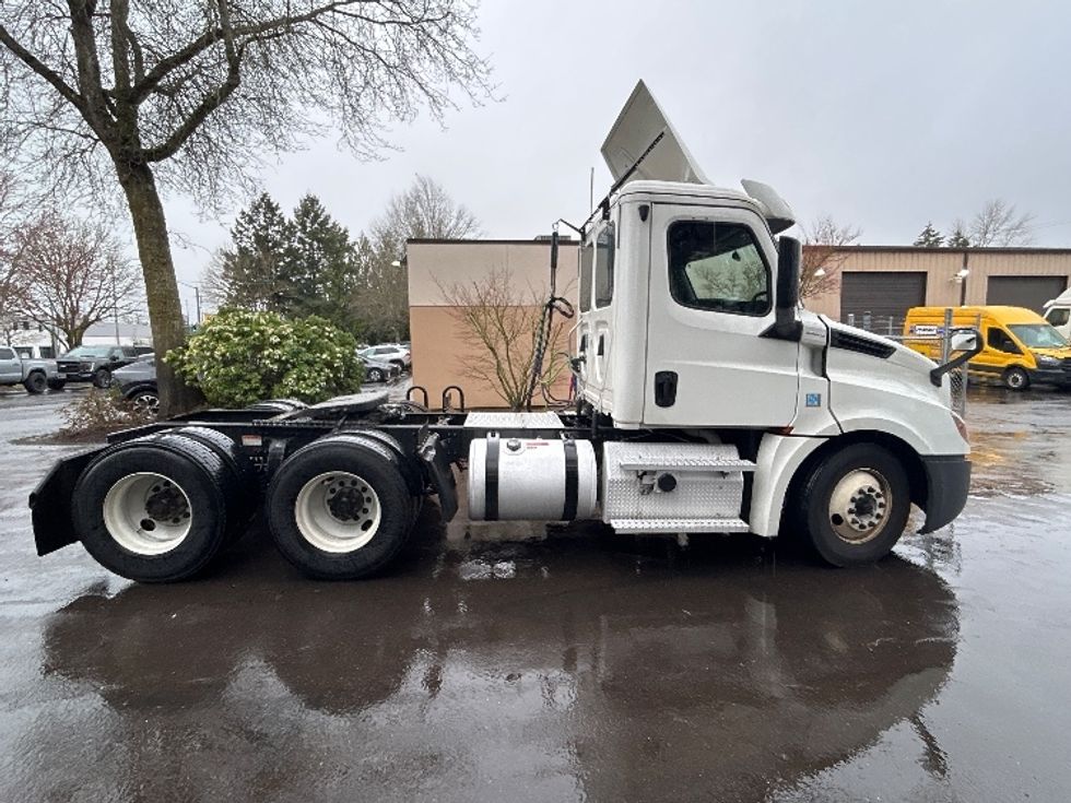 Day Cab Tractor-Heavy Duty Tractors-Freightliner-2020-T12664ST-Clackamas-OR-367,531\n\t\tmiles-$ 54,750 - Image 8