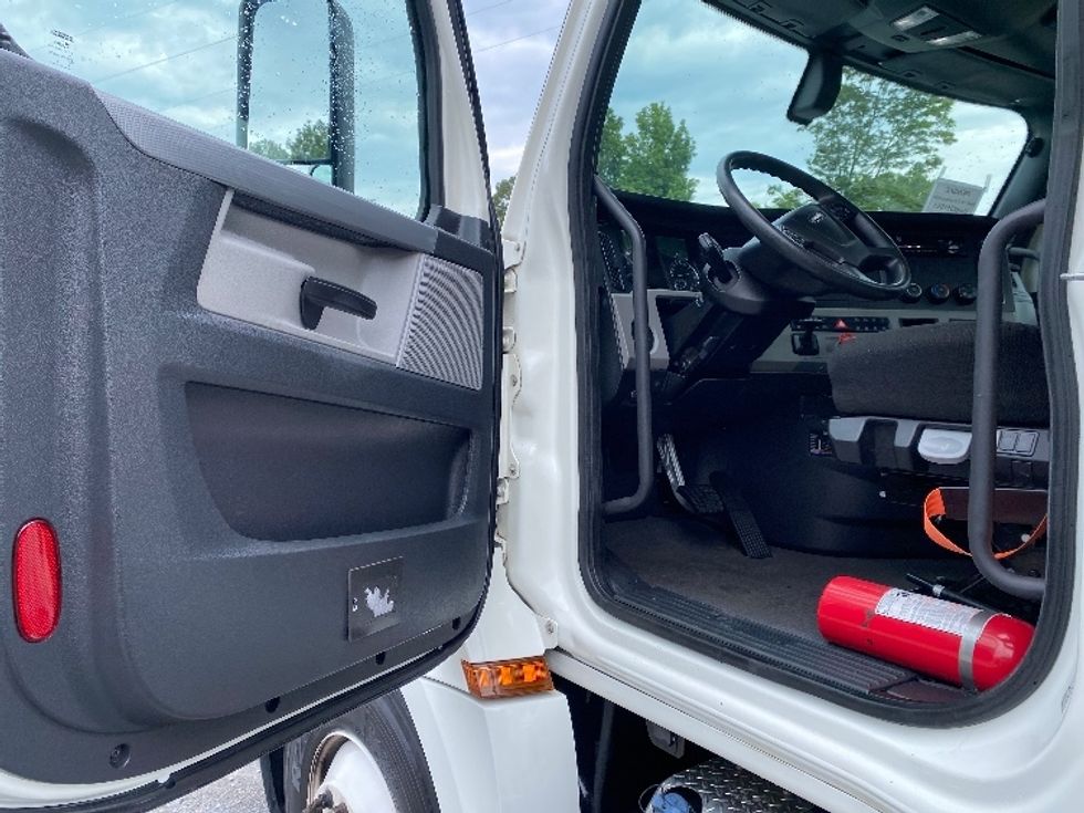 Day Cab Tractor-Heavy Duty Tractors-Freightliner-2020-T12664ST-Cleveland-TN-134,986\n\t\tmiles-$ 67,000 - Image 9