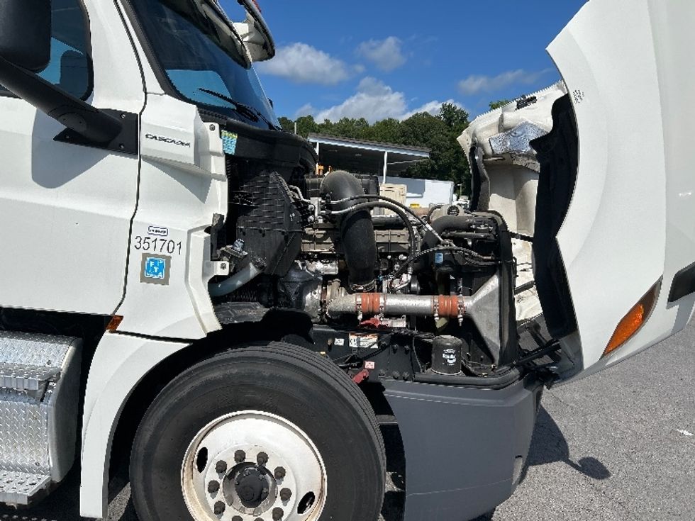 Day Cab Tractor-Heavy Duty Tractors-Freightliner-2020-T12664ST-Cleveland-TN-150,487\n\t\tmiles-$ 69,250 - Image 15