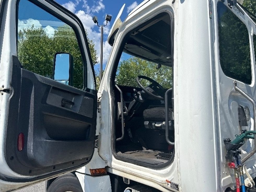 Day Cab Tractor-Heavy Duty Tractors-Freightliner-2020-T12664ST-Cleveland-TN-224,375\n\t\tmiles-$ 63,500 - Image 8