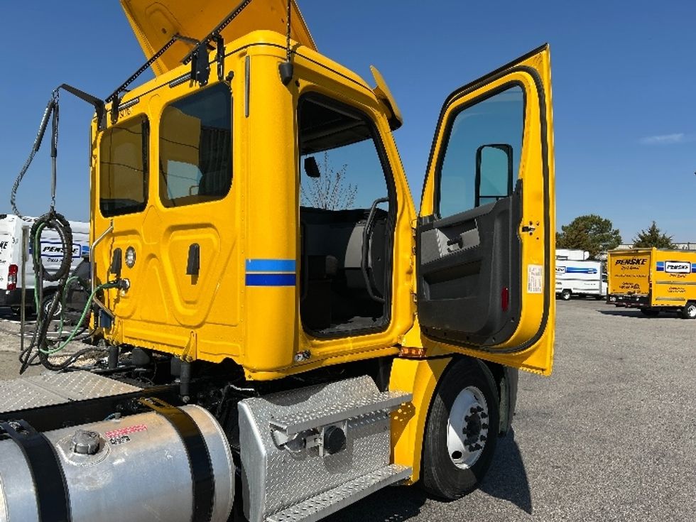 Day Cab Tractor-Heavy Duty Tractors-Freightliner-2020-T12664ST-Cleveland-TN-235,868\n\t\tmiles-$ 60,250 - Image 12